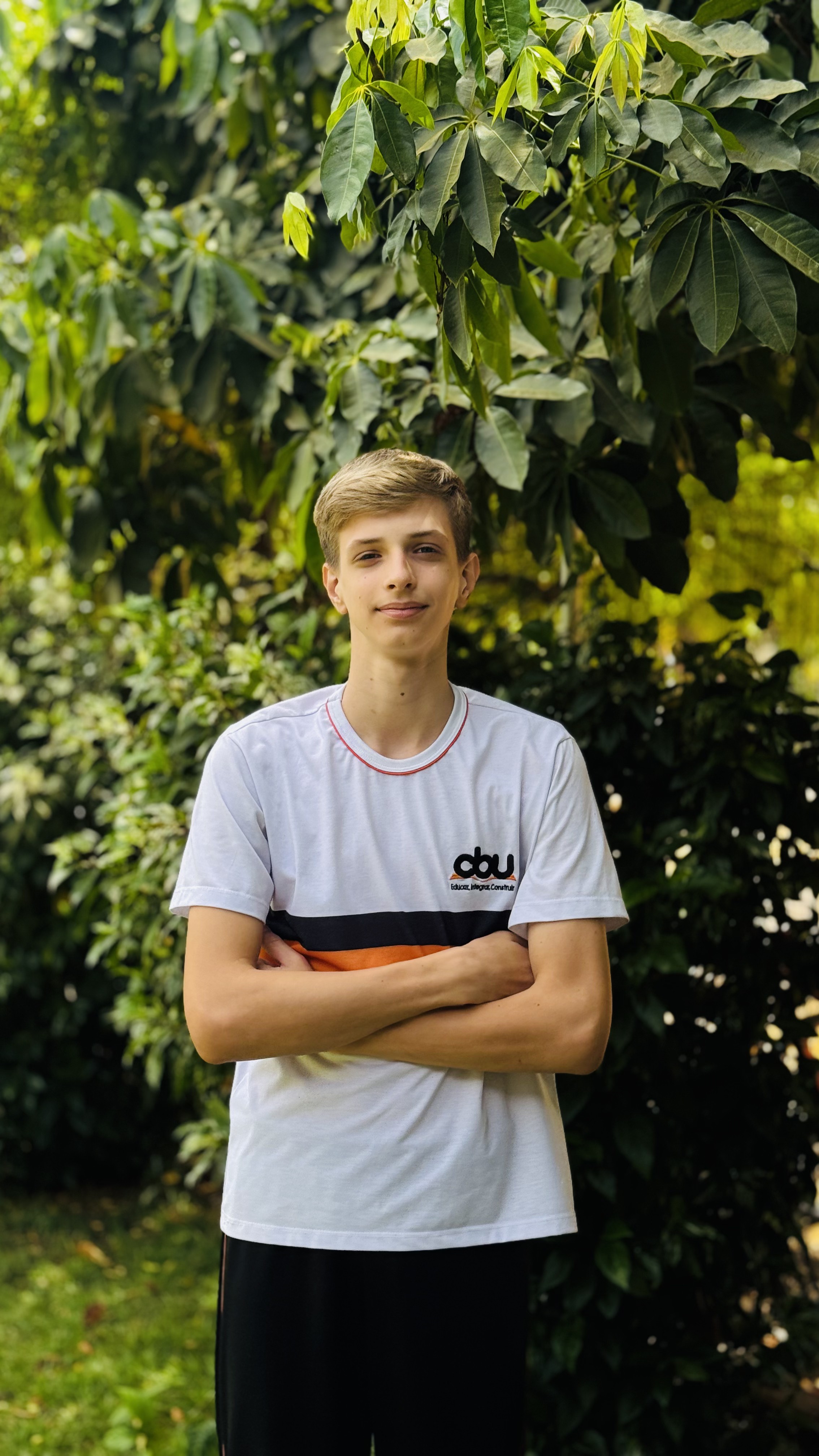 Aluno do CBU sorrindo em meio à natureza